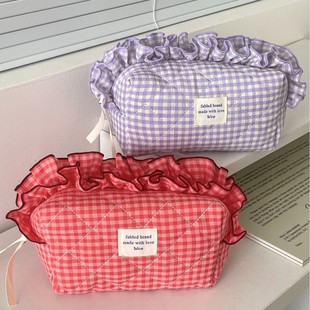 Berry-Colored Lace Cosmetic Bag, Good-Looking Portable Large-Capacity Beauty Bag for Outings