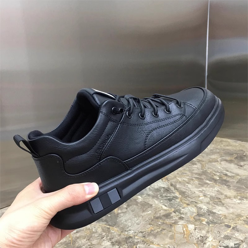 Nuevos zapatos para hombres de color sólido, zapatos de skate de cuero negro impermeable, zapatos casuales de moda para hombres, zapatos al por mayor.