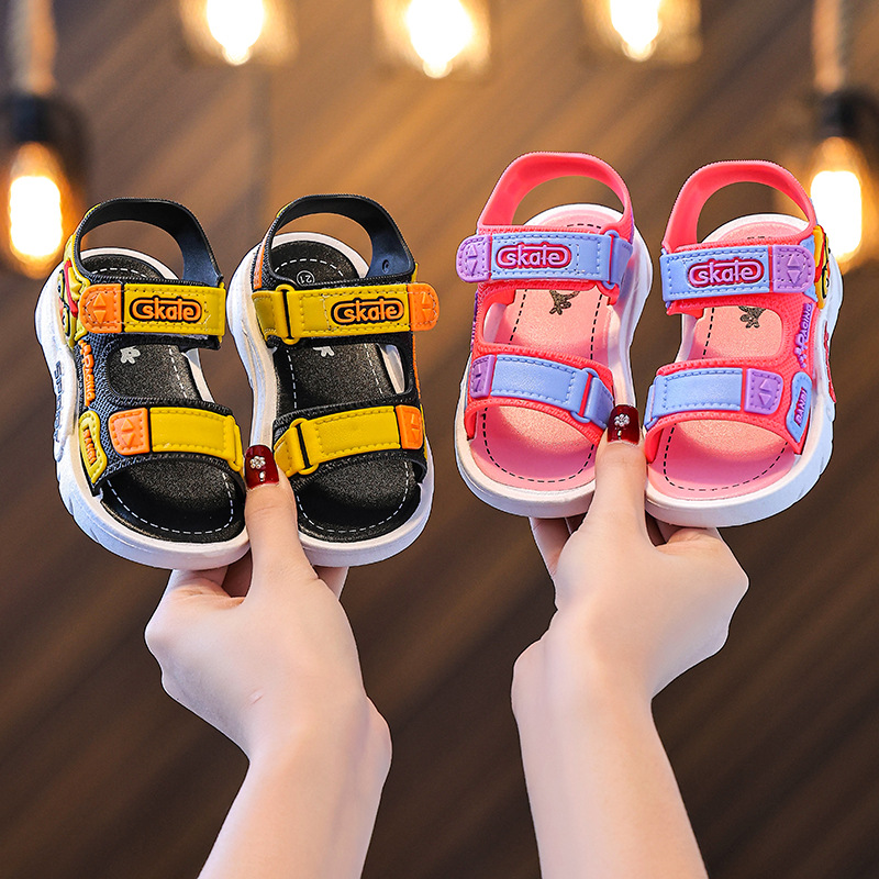 Sandalias para niños de verano 2025 niños velcro antideslizante con suela suave zapatos de playa casuales zapatos para bebés de niñas