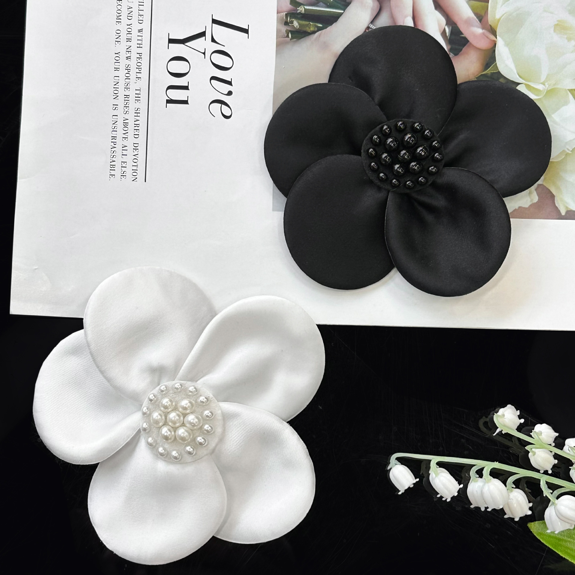 5 flores de tela de perla hermosa moda estereoscópica en blanco y negro accesorios de la habitación de tela pegada ropa bolsa accesorios para el cabello