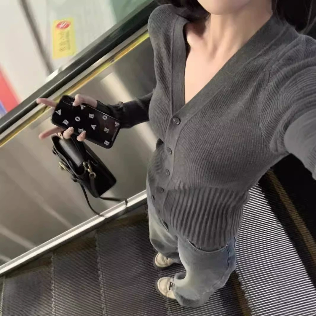 Серый свитер с V-образным вырезом