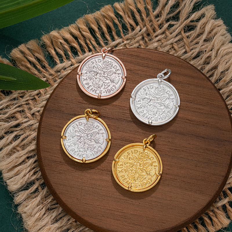 La exquisita sensación de la luna británica con seis peniques de amor moneda de suerte colgante de monedas retro de la reina