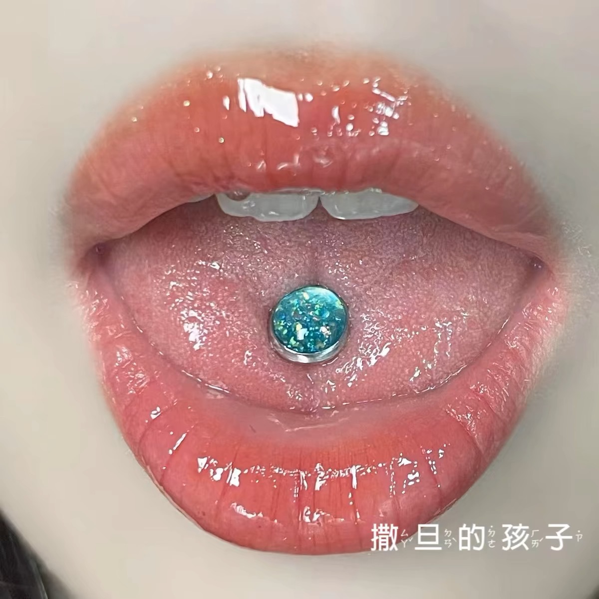 16G labret stud size and finish detail