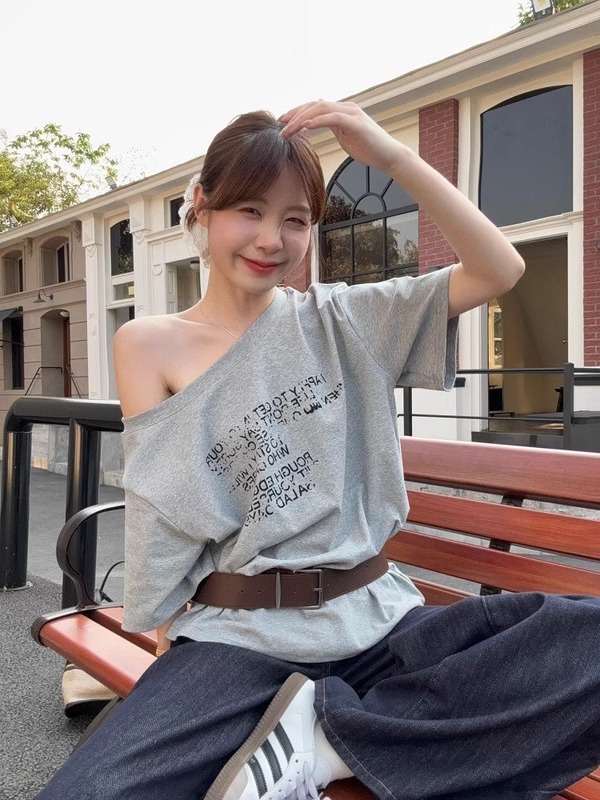 ドロップシッピングオフショルダー半袖レディース Tシャツワンショルダー 2025 新しい女性のルーズレイジーリラックスオフショルダートップ|undefined