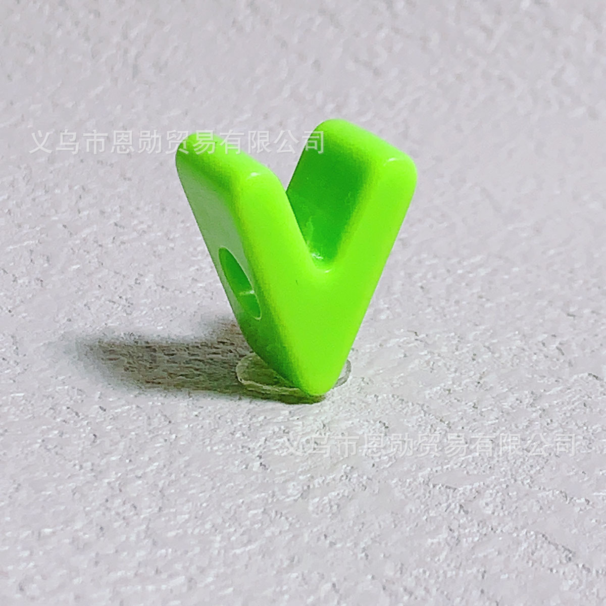 V (green)