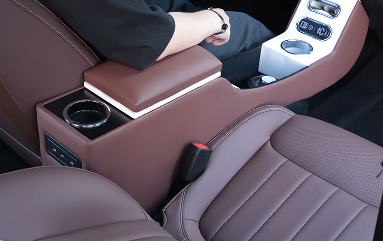 Wuling fruit armrest box central bingo central control storage box ice fruit armrest mechanical handbrake main co-pilot isolation