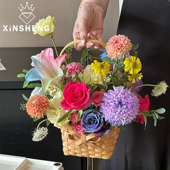 芯の手で花のかごの新鮮な花束を編んで花の箱の花の芸の包装のdiyの材料の幅の木の切れのネットの赤い田園の風を挿します
