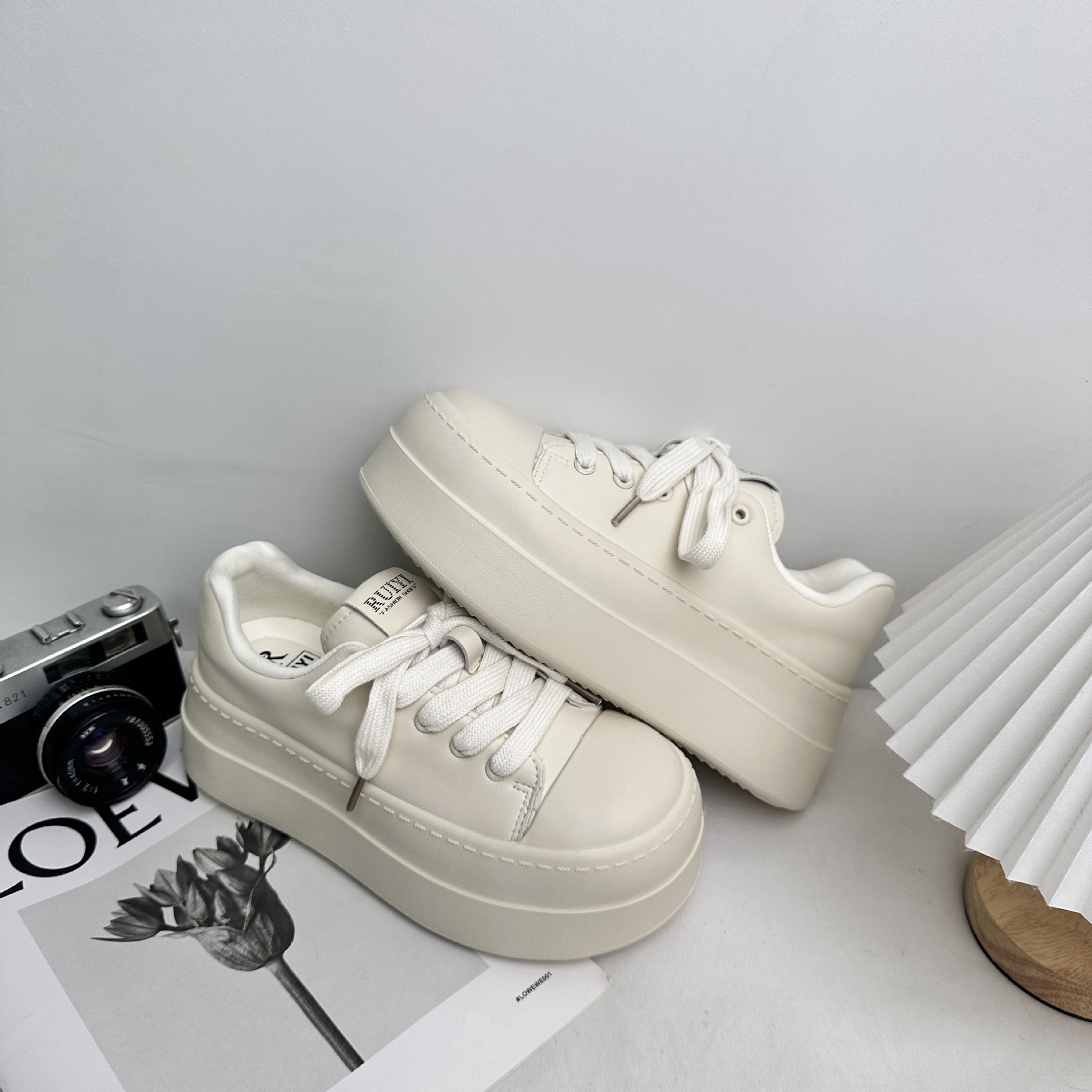 Versión coreana de plantillas de látex/suela gruesa, zapatos blancos aumentados, zapatos de mujer, zapatillas casuales, XY-A390 de punta redonda estilo primavera 2025