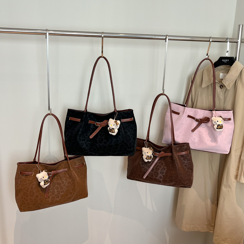 Retro Simple Trendyy Large-Capacity Bag Winter Women's Tote Bag 2025 Fashion Casual Texture Shoulder Bag Retro Simple Trendyy Large-Capacity Bag Winter Women's Tote Bag 2025 Fashion Casual Texture Shoulder Bag