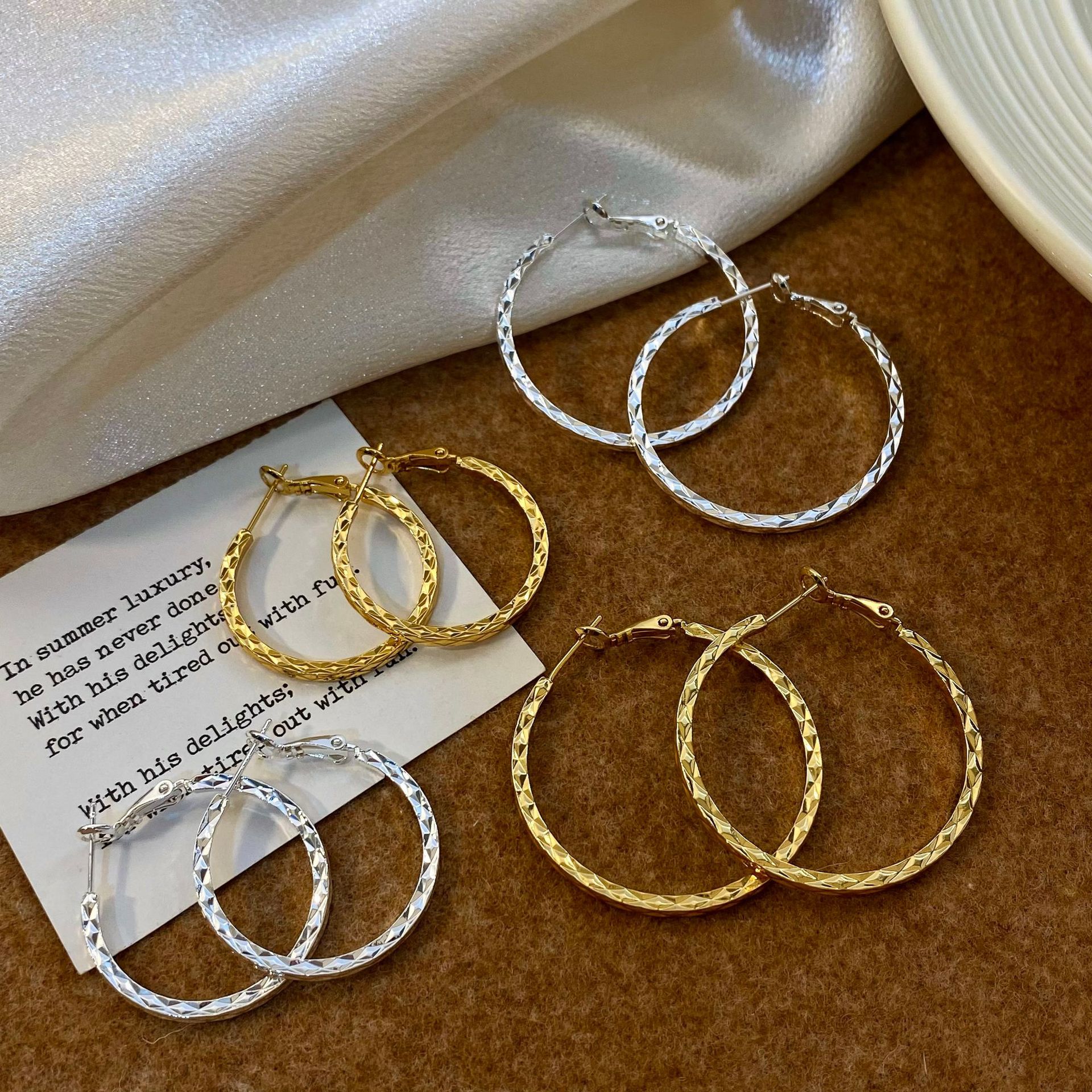 Copper Gold-Plated European and American Style Exaggerated Diamond Pattern Texture Hoop Earrings for Women, New High-End Design That Enhances Elegance