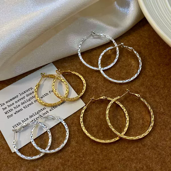 Copper Gold-Plated European and American Style Exaggerated Diamond Pattern Texture Hoop Earrings for Women, New High-End Design That Enhances Elegance