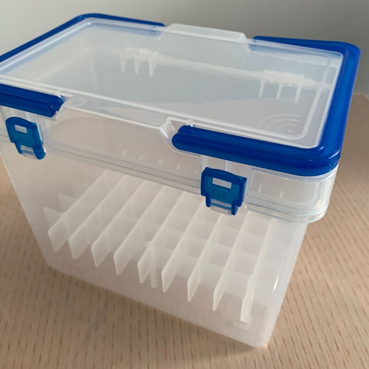 Caja de marcador del fabricante caja de pluma de plástico compartimiento caja de presentación titular de la pluma caja de almacenamiento caja de papelería de plástico al por mayor