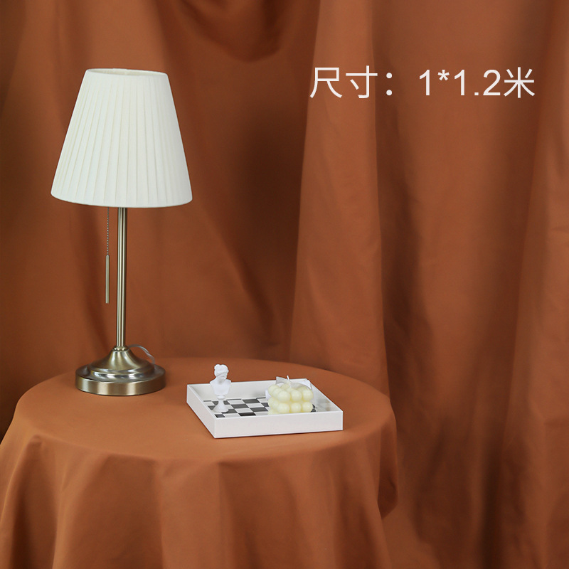 Fondo Caramelo Marrón de 1x1.2 metros, ideal para fotografiar escenas pequeñas. Incluye 2 clips de uñas sin rastro.