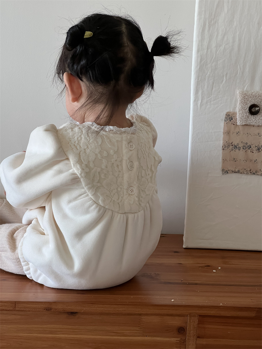 Ropa de otoño y invierno para bebés, ropa infantil coreana 2024 bebé engrosado, camiseta de niñas encaje de terciopelo en invierno