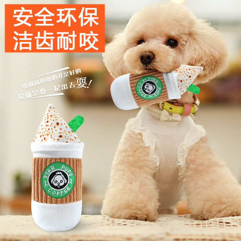 犬は自分で退屈します。神器の子犬のテディのコーキの歯ぎしりはペットの犬をかむことに耐えます。|undefined