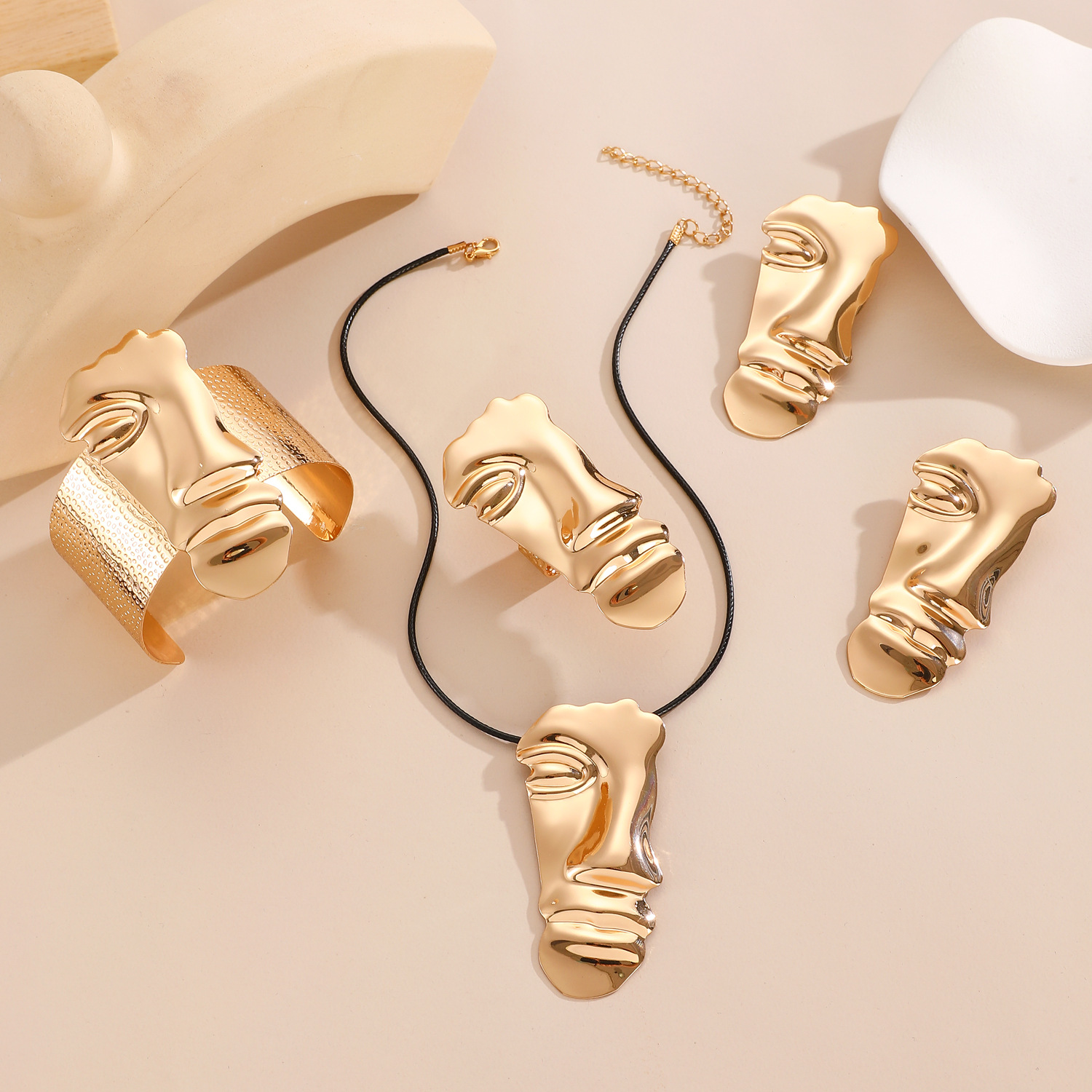Jewelry Packaging & Display Retro Exaggerated Half Face Alloy Plating Women's Cord In Chain Jewelry Set display picture 2