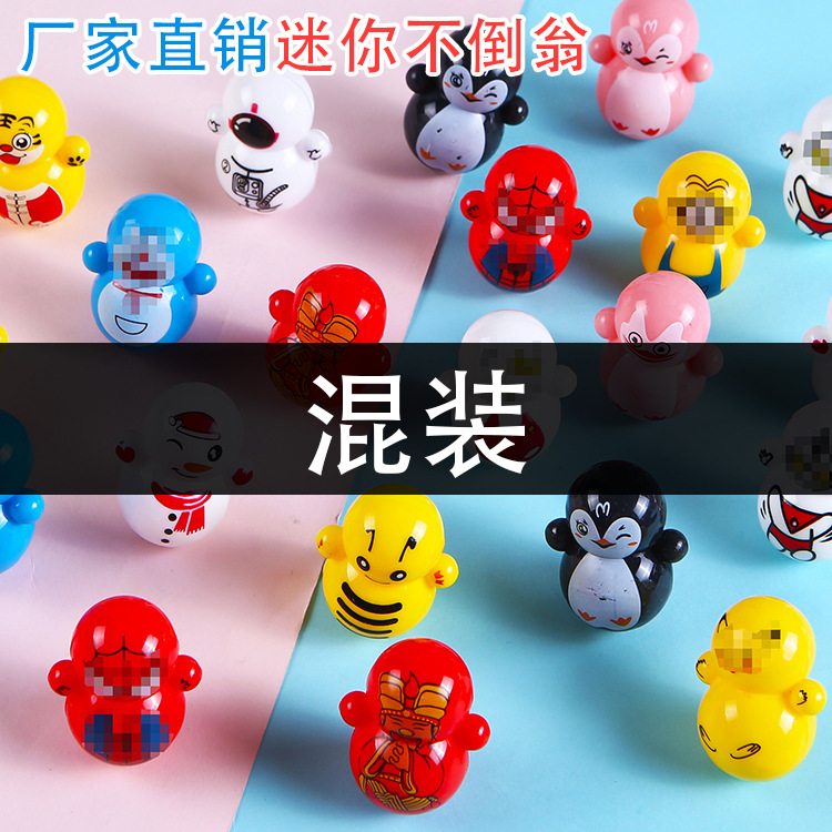 Mini de dibujos animados astronauta vaso de juguete de dibujos animados lindo decoración de los niños pequeño puesto de juguete pequeño regalo