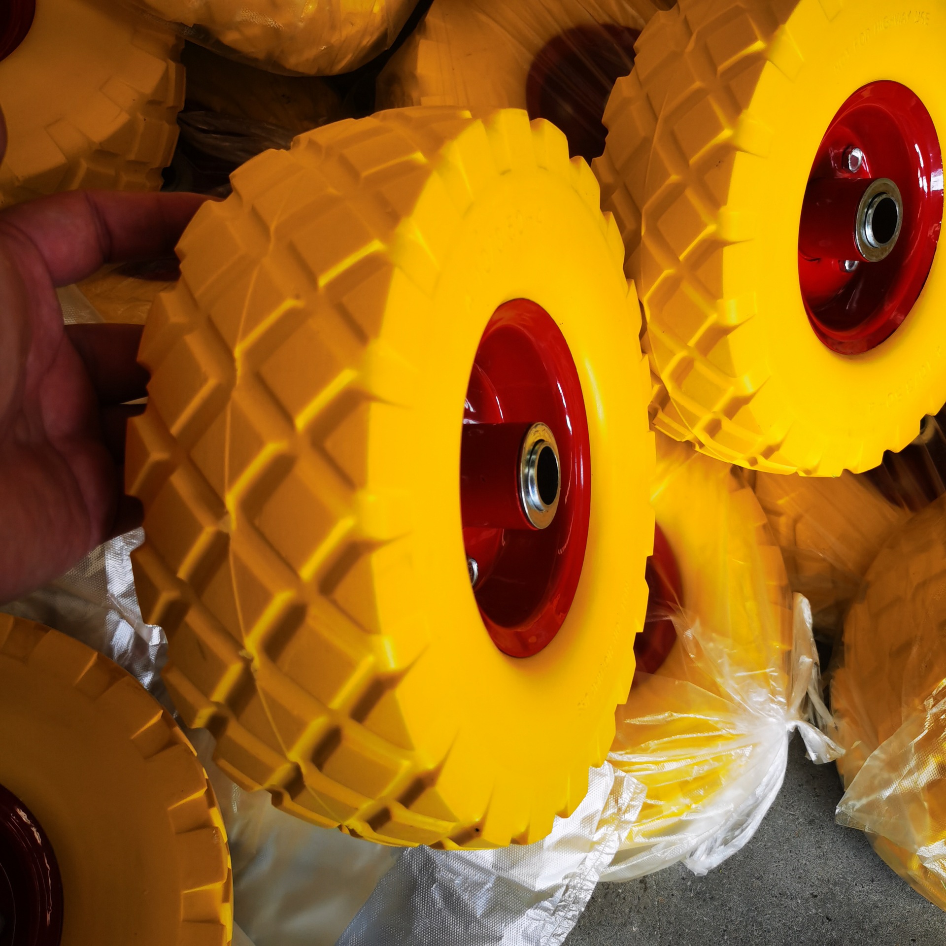 厂家直销10X350-4方块花铁轮辐pu轮子发泡实心轮胎静音轮胎批发