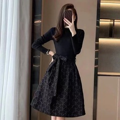 黒いヘップバーンのワンピースの偽の2つの女性秋冬2025新型ファッション気質は腰を収めてやせている黒いスカートを見せます。