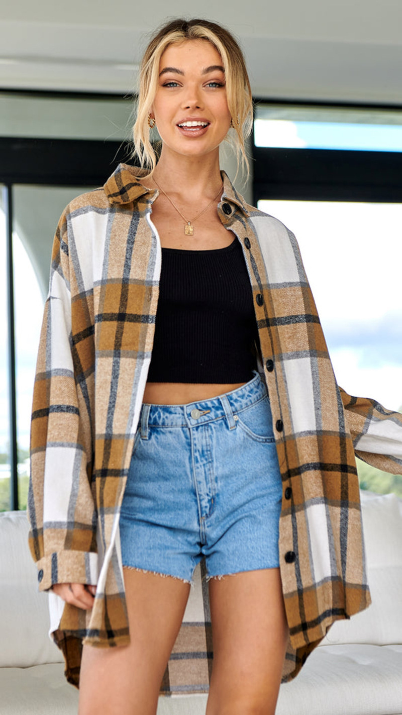 Cappotto da donna in lana a quadri dal design irregolare_voghion.com