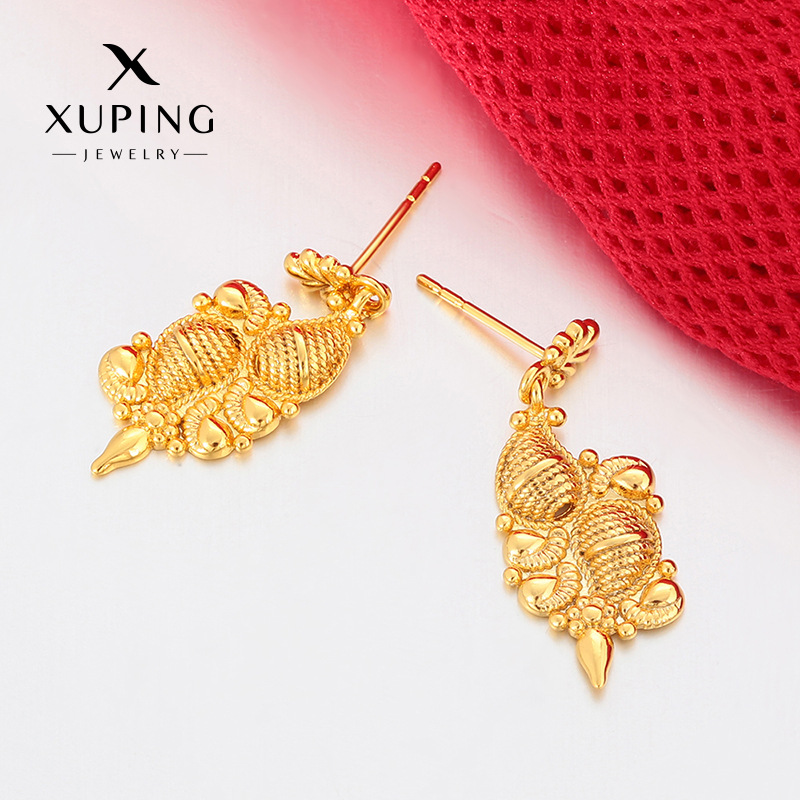 Xuping nicho personalidad concha aretes de aleación de cobre chapado 24k lujo ligero atmósfera auriculares de oro al por mayor
