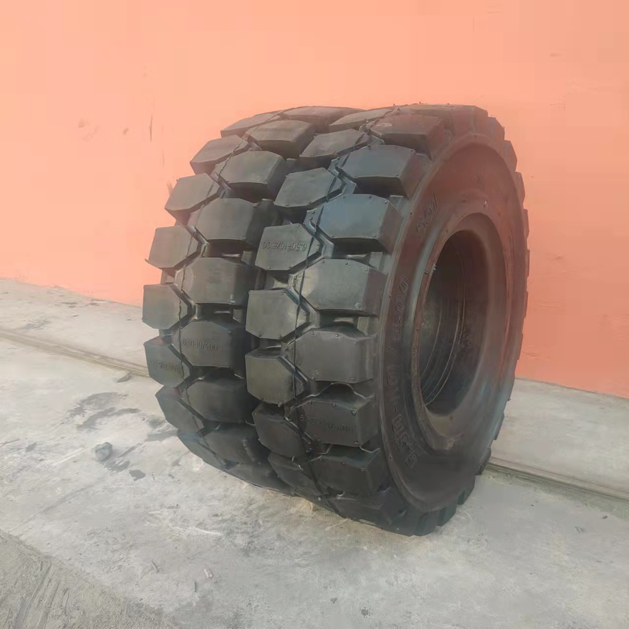 现货供应8.25-15轮胎 实心叉车轮胎 工程机械轮胎 批发零售