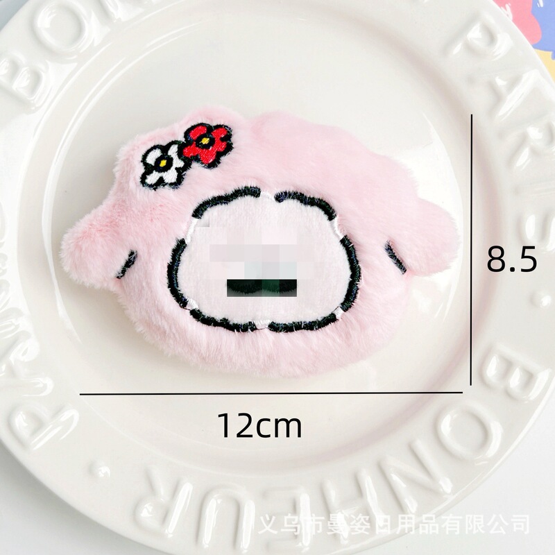 かわいいアニメの白い犬のハンカチのカバーがギシギシと呼ばれています。|undefined