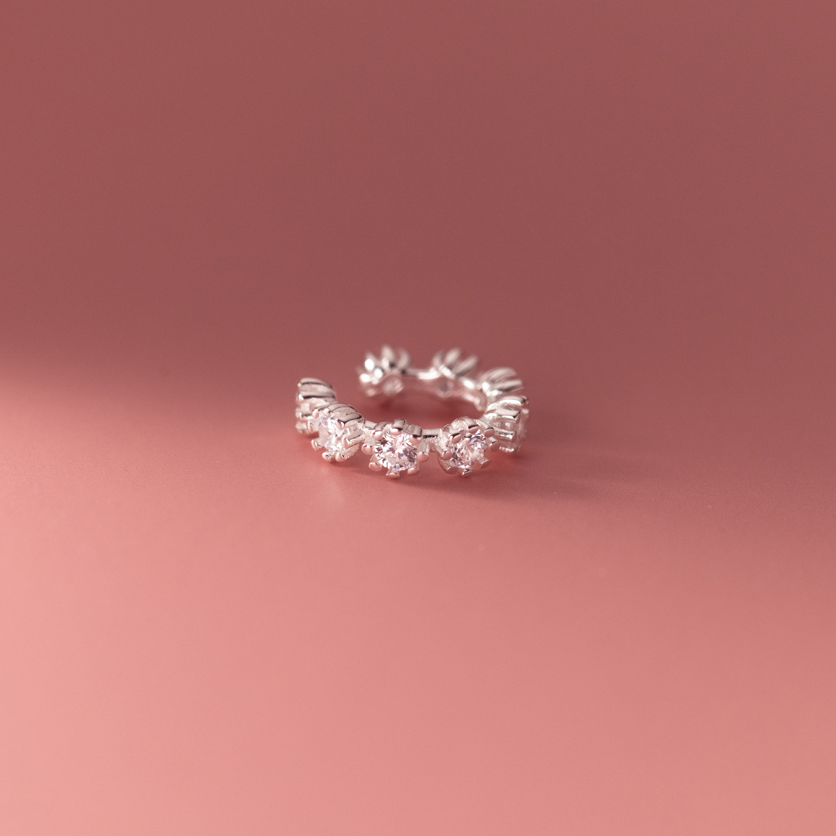 Aloch S925 clip de oreja de diamante redondo liso de plata de ley ins viento pequeño clip de hueso de oreja fresca joyería de oreja femenina M03137