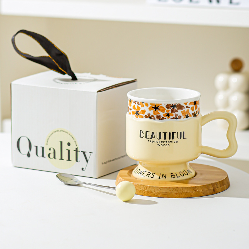 Taza de pie alto retro taza de marca de lujo ligera pareja de cerámica europea taza de leche regalo para mujeres de alto valor facial taza de agua