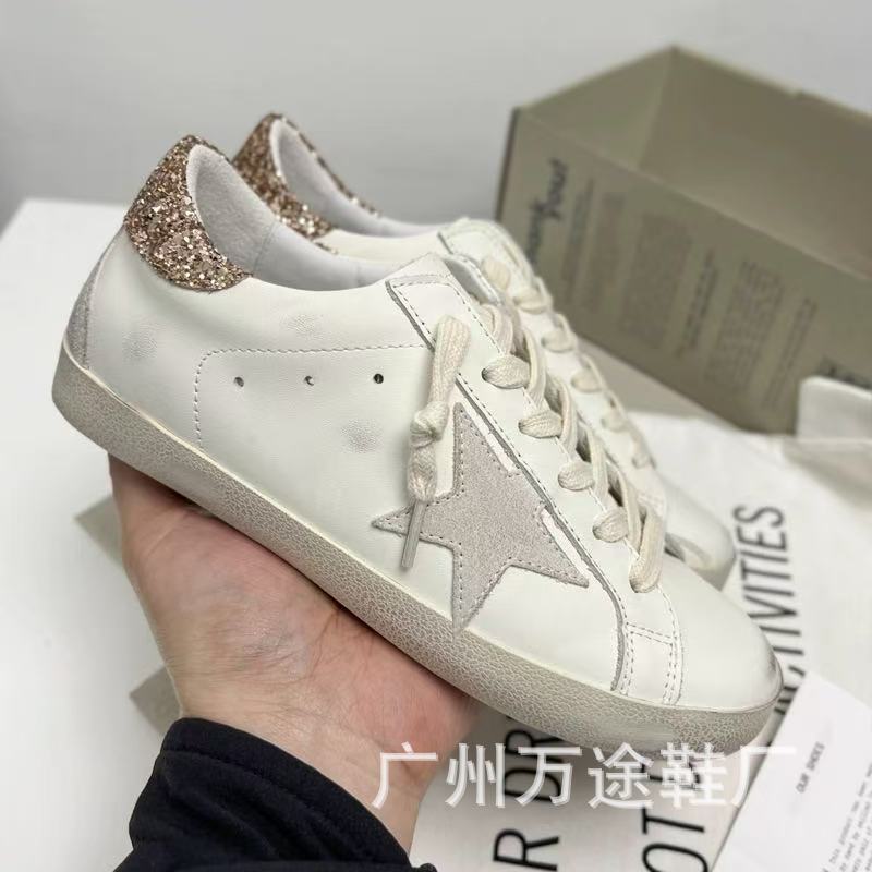 韓国スターの古い汚れた靴女性用 2025 クラシックレトロシルバーテールインナー高さカップルの汚れた白い靴トレンディ|undefined
