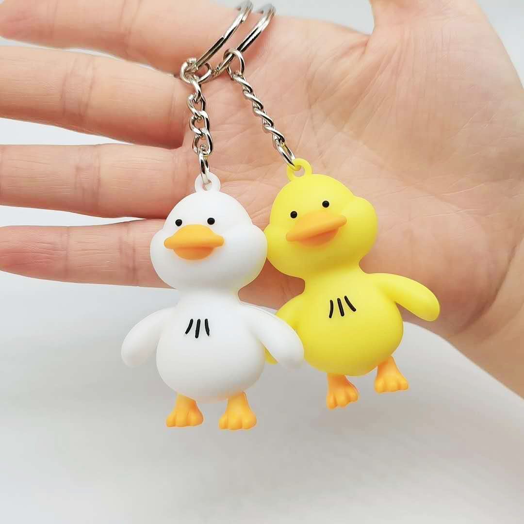 Creativo de dibujos animados pegamento suave pato amarillo colgante llavero adorable reabastecimiento de pato colgante bolsos accesorios llavero al por mayor