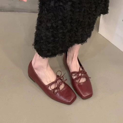 Плоская подошва весенняя и осенняя квадратная голова серебряная обувь Мэри Джейн женская обувь 2024 весна французская маленькая красная нежная повседневная обувь