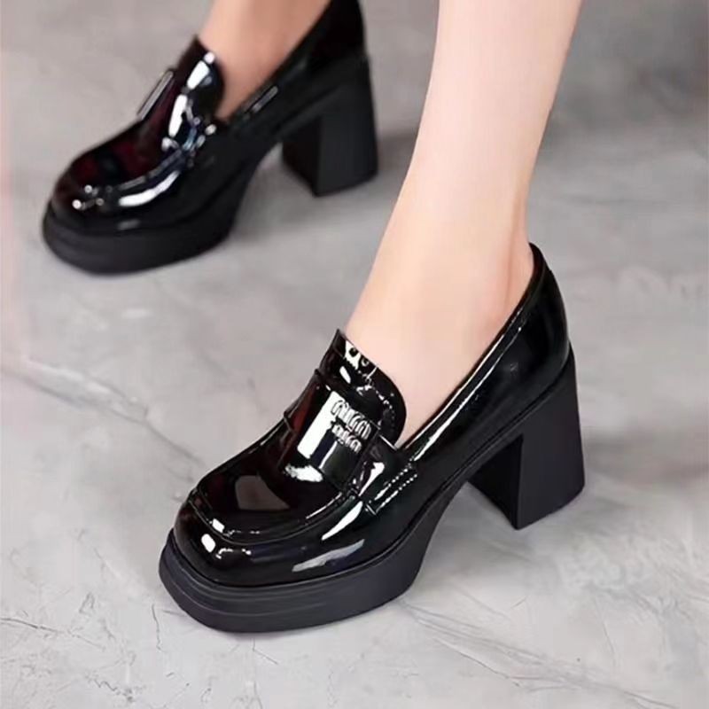 玛丽珍粗跟高跟鞋女2025春秋新款百搭时尚高跟防水台漆皮小皮鞋。