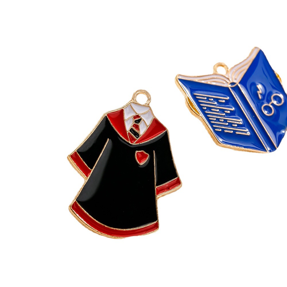 Estudiante de dibujos animados temporada de graduación estudiante creativo ropa sombrero libro mágico lápiz DIY pequeño colgante accesorios de recuerdo