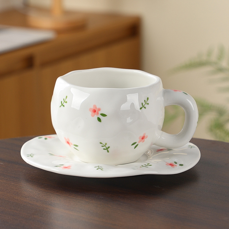 Estilo coreano inswind mano flor cerámica taza de café y plato conjunto taza de té de la tarde pequeñas flores pintadas a mano taza un plato
