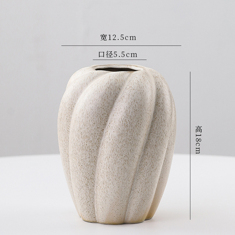 汝窯花瓶陶磁器中国式高級感民宿ホテルに生花を挿します。|undefined