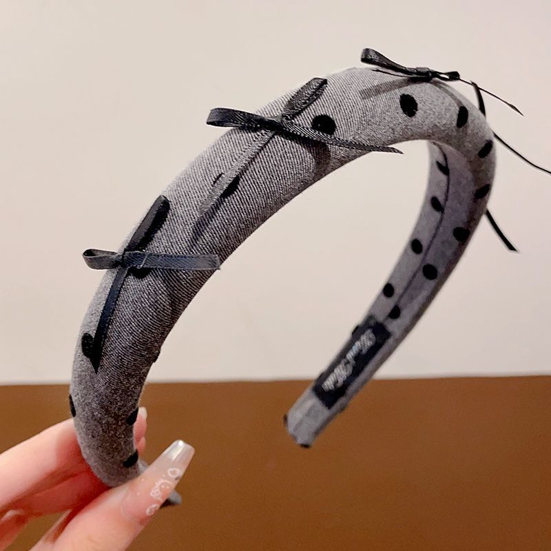 회색 물방울 무늬 활