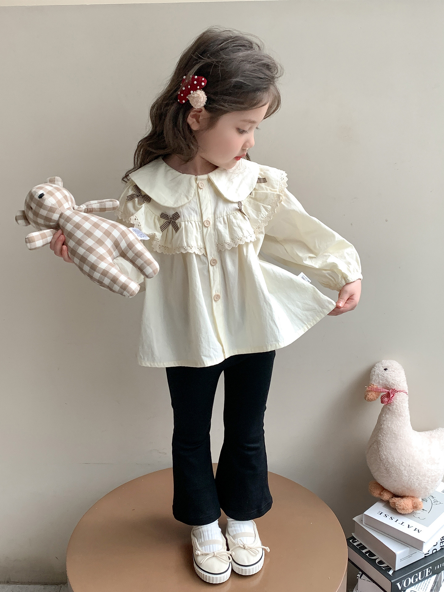 Camisas de otoño de niñas 2025 nueva moda de arco de arco de muñeca infantil camisa de cuello de primavera y otoño chaqueta de bebé femenina