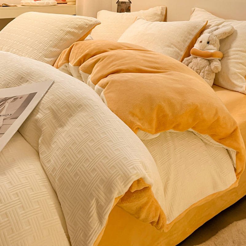 El conjunto de cuatro piezas de terciopelo de leche tallada otoño y invierno engrosado calentamiento 2025 nueva sábanas de terciopelo de coral cubierta de cama de tres piezas