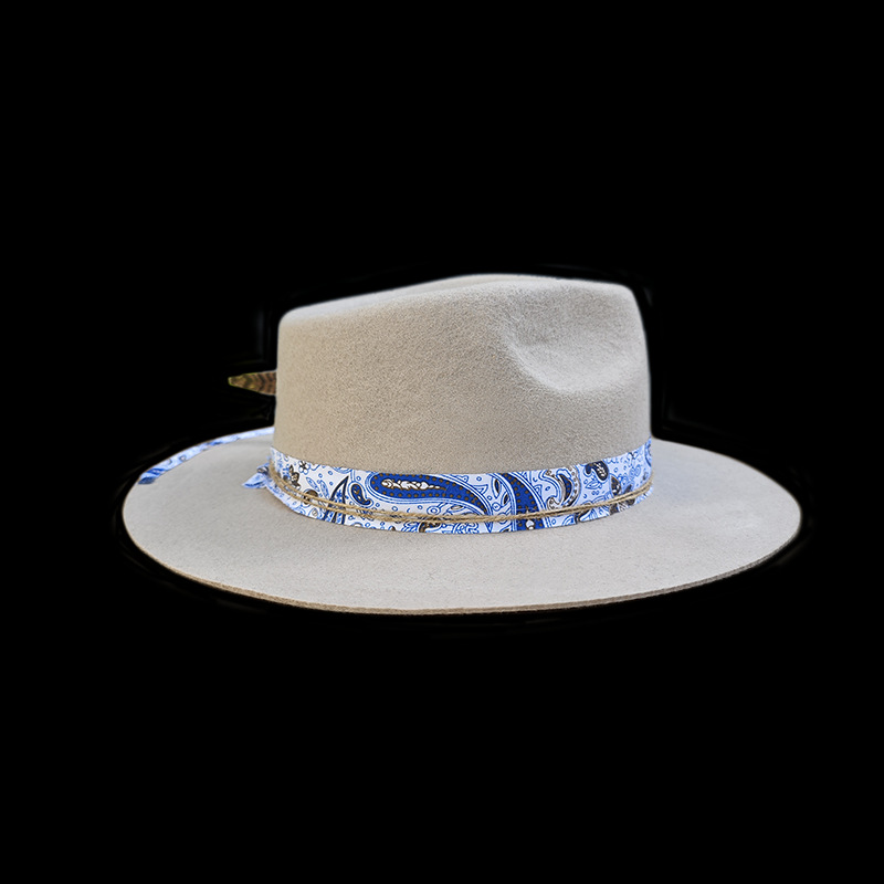 Top alla moda in pura lana con nastro intrecciato e decorazione di piume, cappello in feltro di pecora_voghion.com