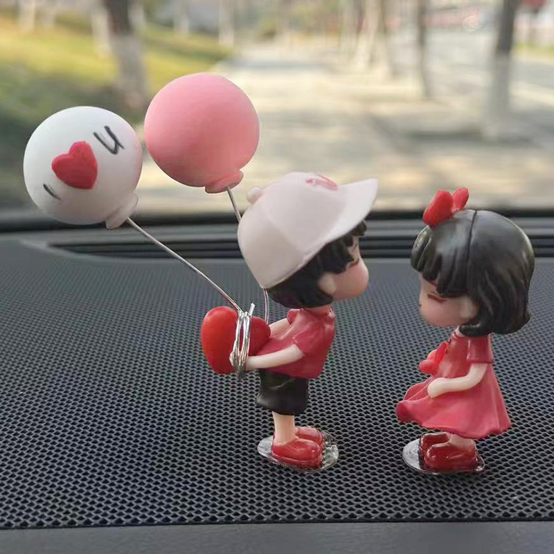 흰 모자와 빨간 치마 인형 + 분홍색과 흰색 풍선