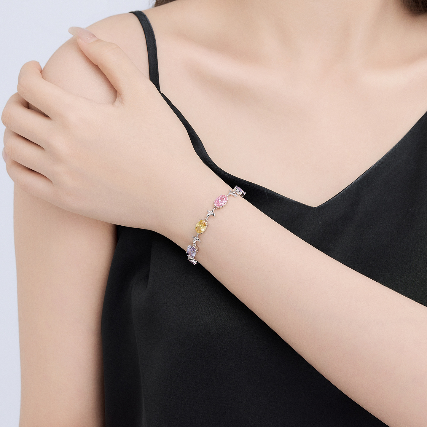 Xuping mosaico de joyas artificiales de color empalmado pulsera aleación de cobre huevo de paloma blanco lujoso ligero temperamento joyas de mano para mujeres