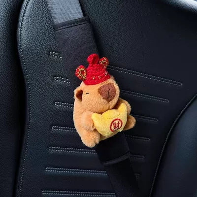 Car seatbelt shoulder pad, capybara cute car decoration accessory, suitable for all seasons (Sürətlər qutusu və əl tormozu başlıqları) - god-of-wealth-hat-shoulder-protecting-version