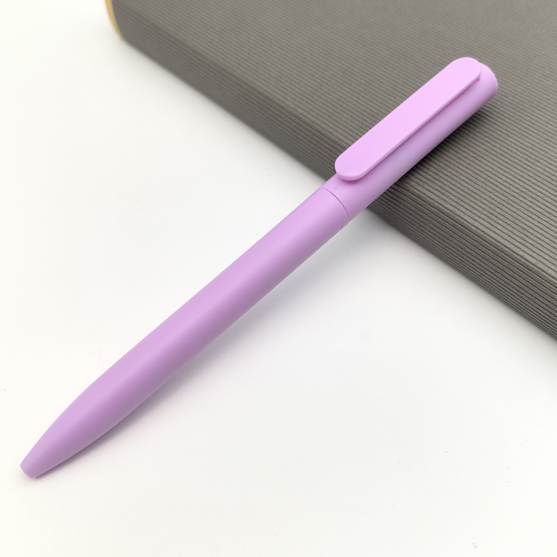 Bolígrafo giratorio de plástico de venta caliente transfronterizo, bolígrafo publicitario de varilla esmerilada, bolígrafo de hotel de color, logotipo personalizado, regalo