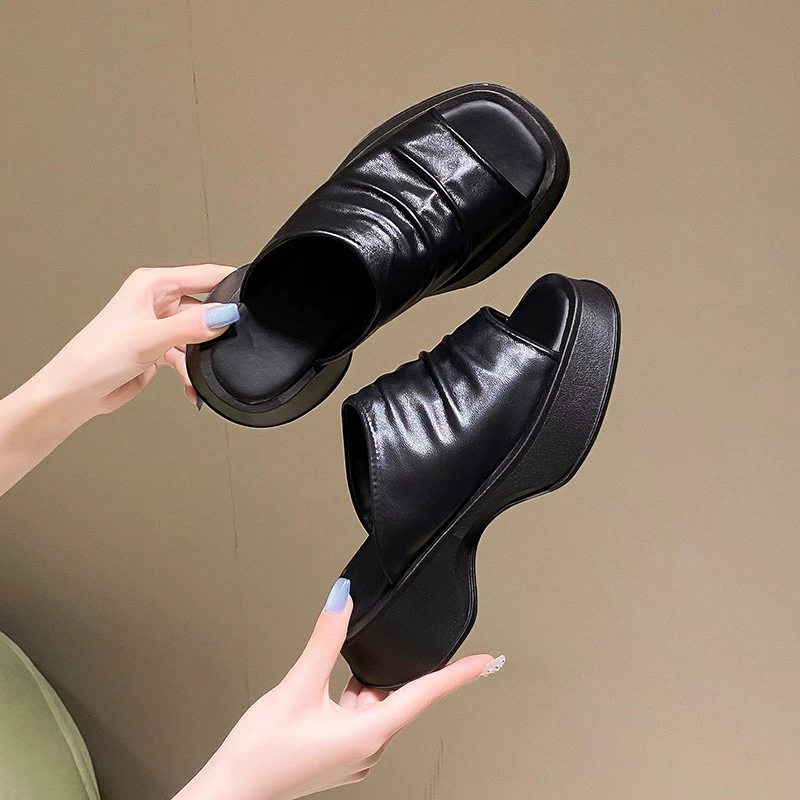 Красивые босоножки на танкетке для женщин, весна-лето 2025, новая верхняя одежда, толстоподошвенные плиссированные юбки, босоножки на высоком каблуке и шлёпанцы