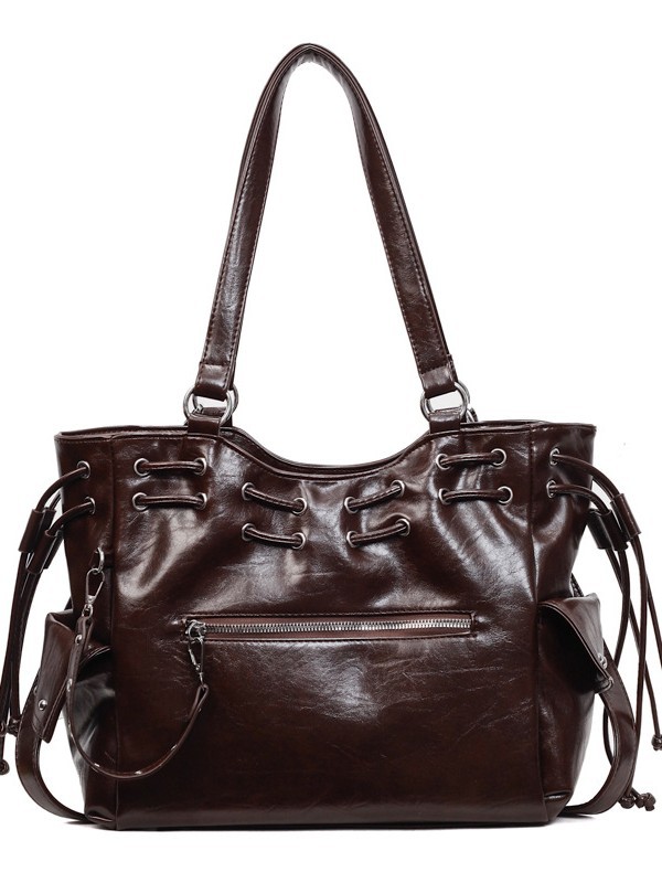 Bolsa de diseño de nicho coreano para mujeres 2026 nuevo remache transfronterizo locomotora viento de gran capacidad mochila de hombro