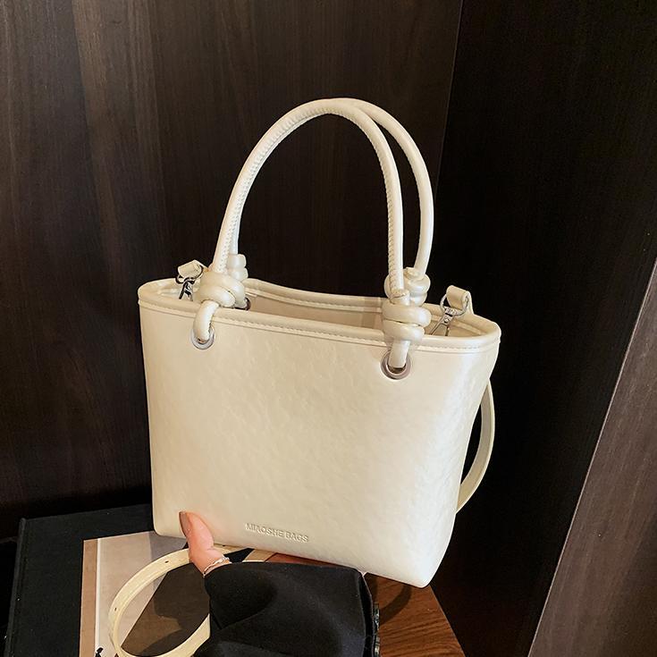 Este año, la popularidad de la bolsa de cubo de mano de la mujer 2025 nueva moda de la bolsa de hombro universal de alta calidad sensación de mochila