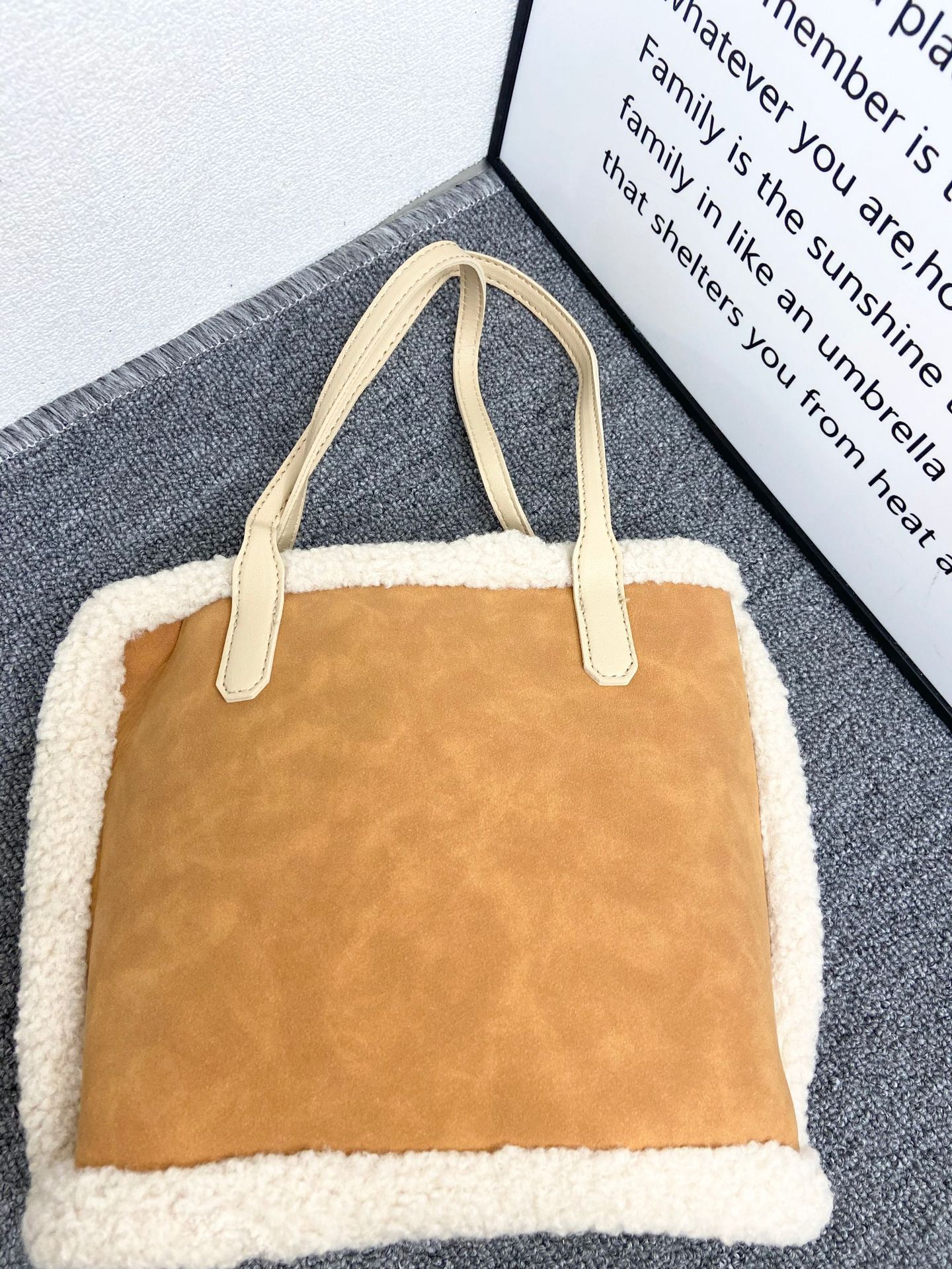 Bolsa feminina de pelo de cordeiro, nova tendência outono/inverno 2024, nicho e versátil, cesta de vegetais, bolsa tote de mão, carta_voghion.com