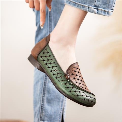 2026 primavera y verano nuevos zapatos de madres de mediana edad sandalias de cuero suave retrógrado respirado anti-deslizante zapatos agujeros planos
