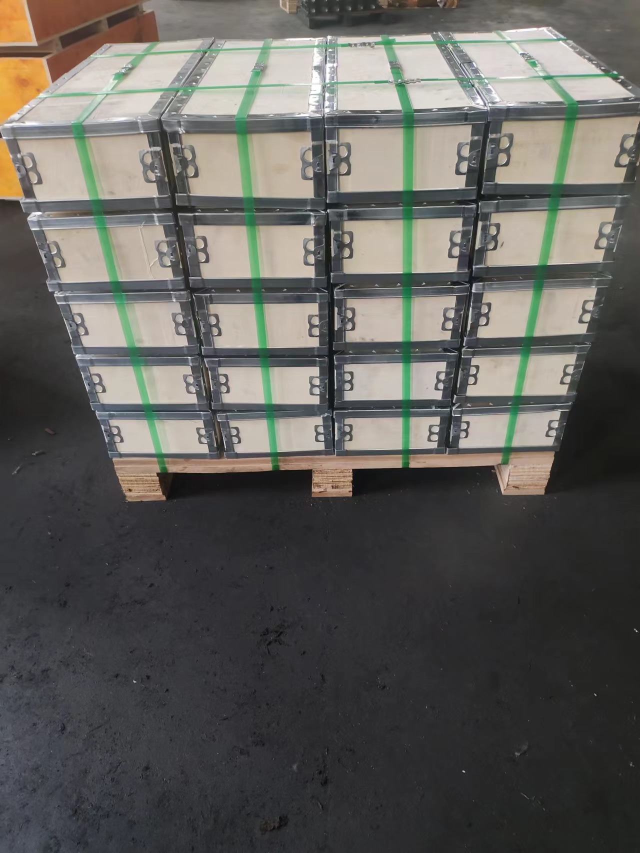 Factory direct auto parts engine cylinder head 4G64 four cylinder sixteen valve cast iron cylinder head 4G64
